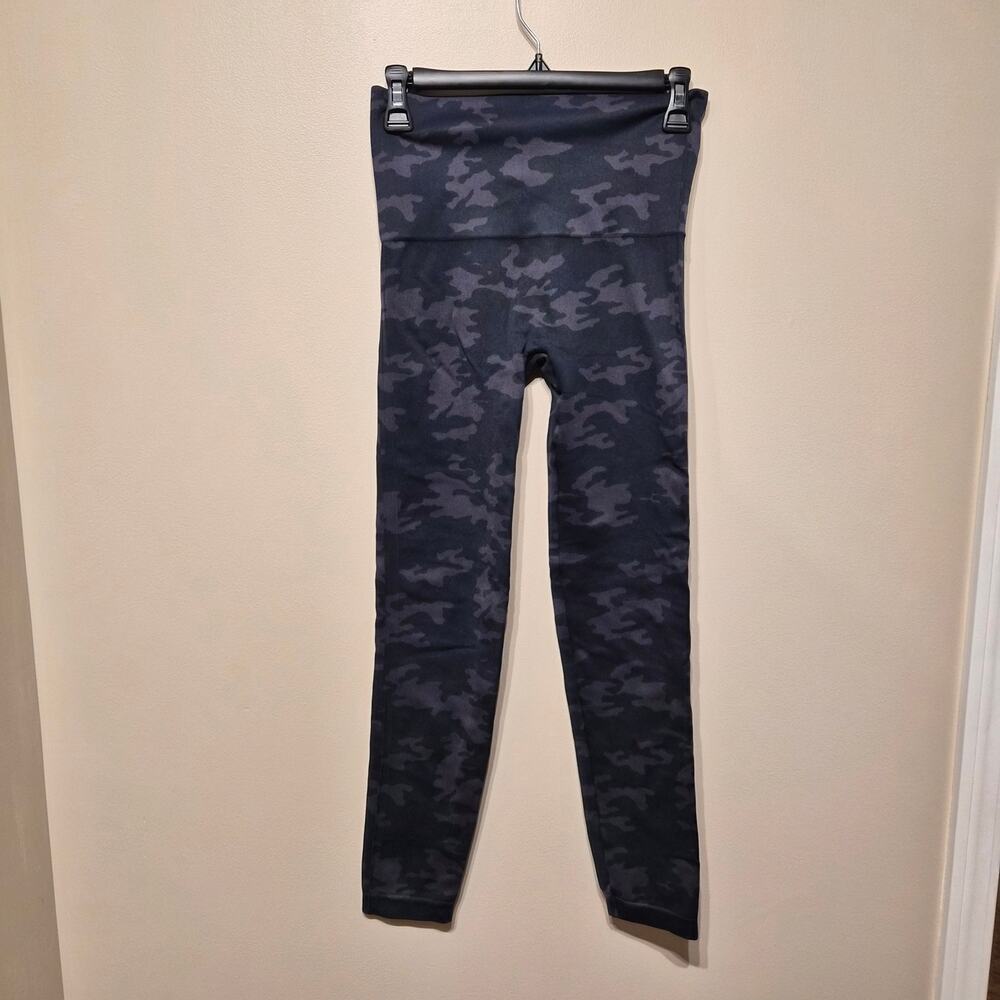 SPANX Large Black and Gray Camo Leggings Look at Me Now Seamless